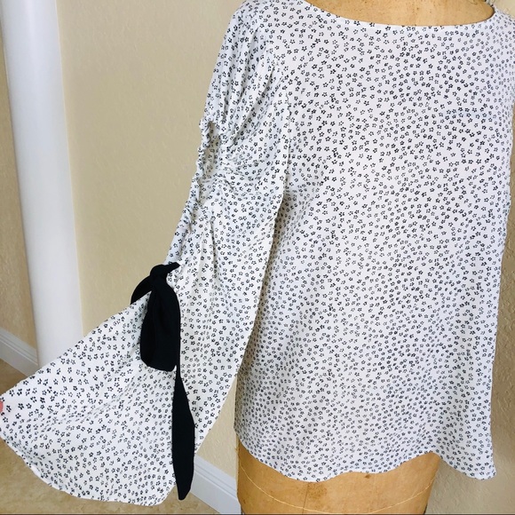 Vince Camuto Tops - VINCE CAMUTO Tiny Floral Print Blouse I Small